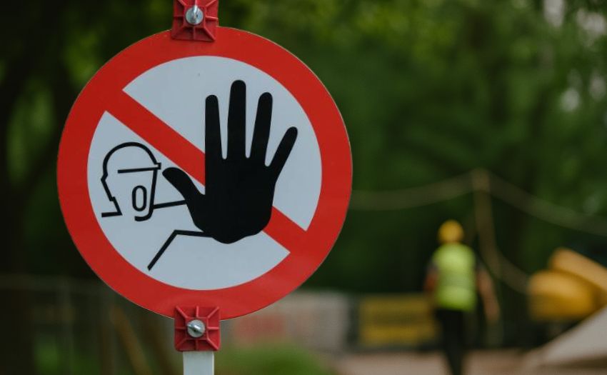 Segnaletica stradale nei luoghi di lavoro: sai come gestire in sicurezza la viabilità aziendale?