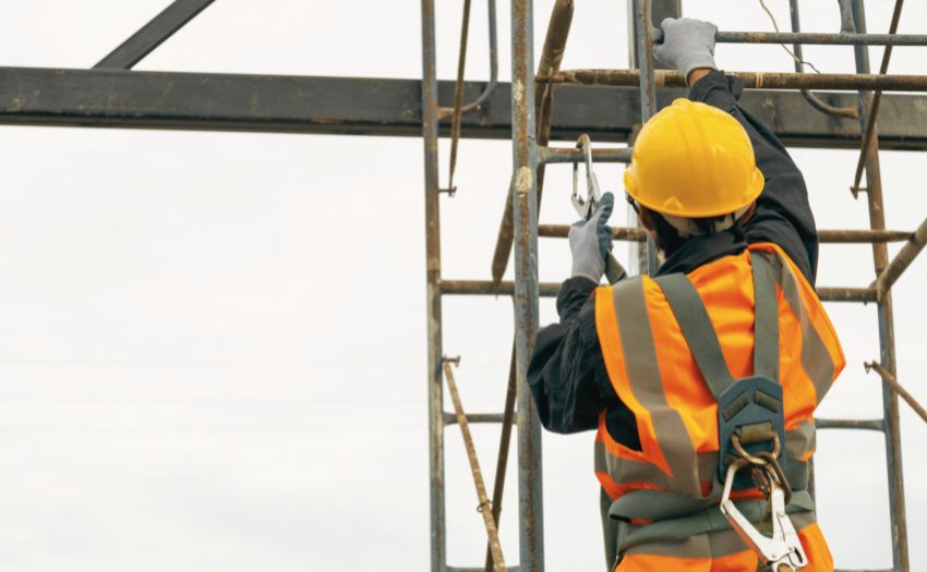 Formazione lavori in quota: quando è obbligatoria e quali DPI servono